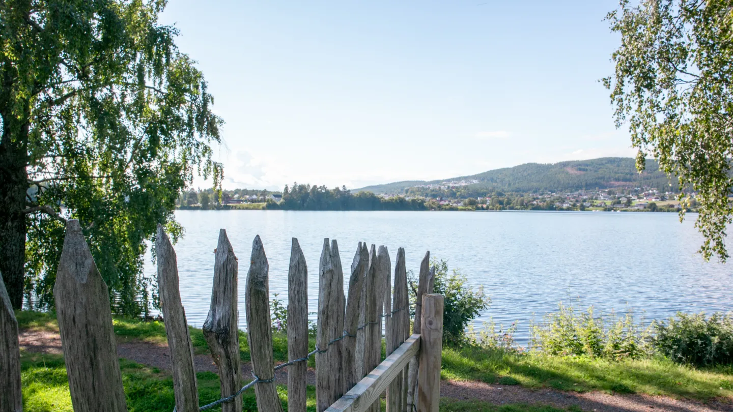 Thorbjørnrud Hotell og hagen ved Randsfjorden på Hadeland.